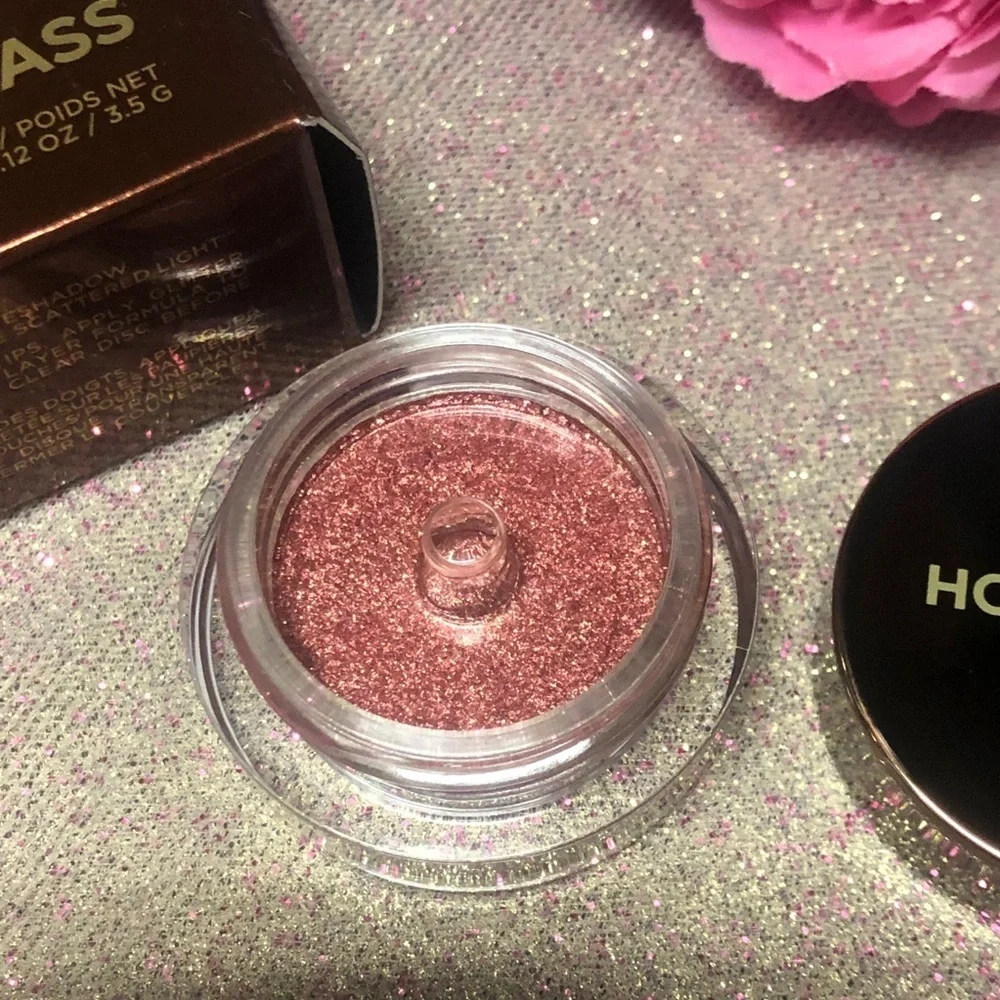 Hourglass scattered light